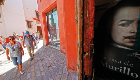 HEMBESÖK. Bartolomé Esteban Murillo kikar fram ur porten till sin näst sista bostad på Calle Santa Teresa, Sevilla. Idag är huset ett museum. Foto: David Pineda Svenske